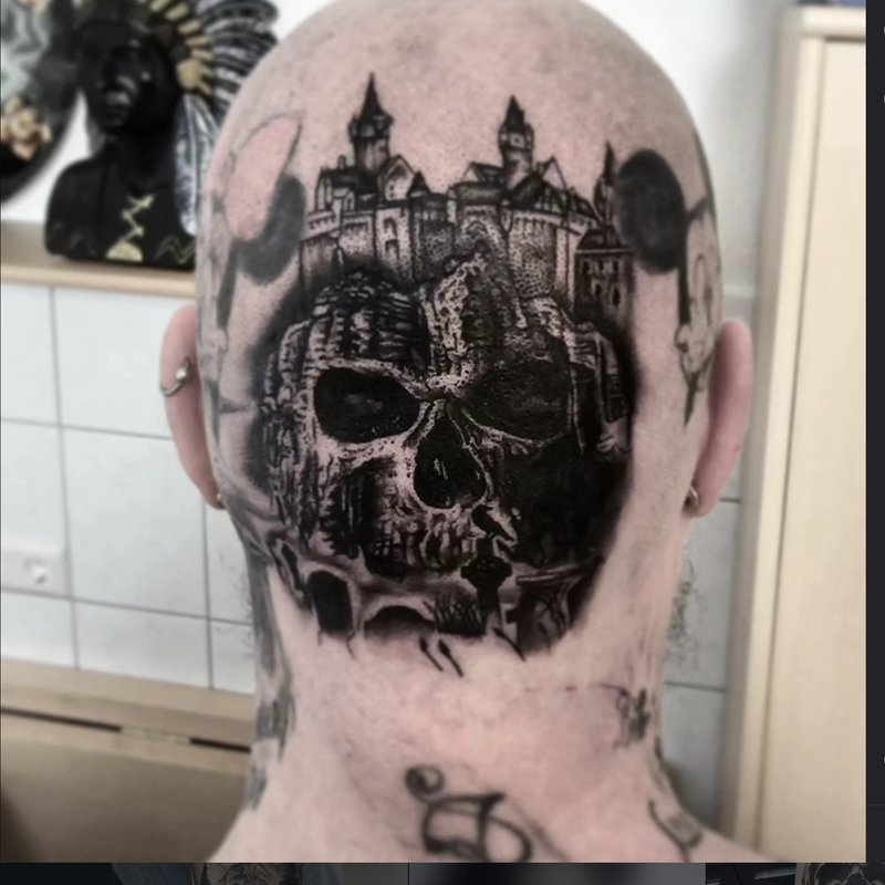 Skull mit Burg Hinterkopf Tattoo